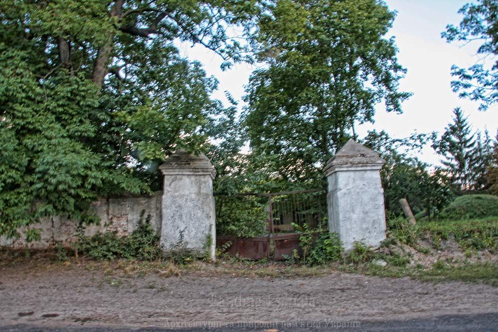 Старий паркан маєтку Львової в Бочечках