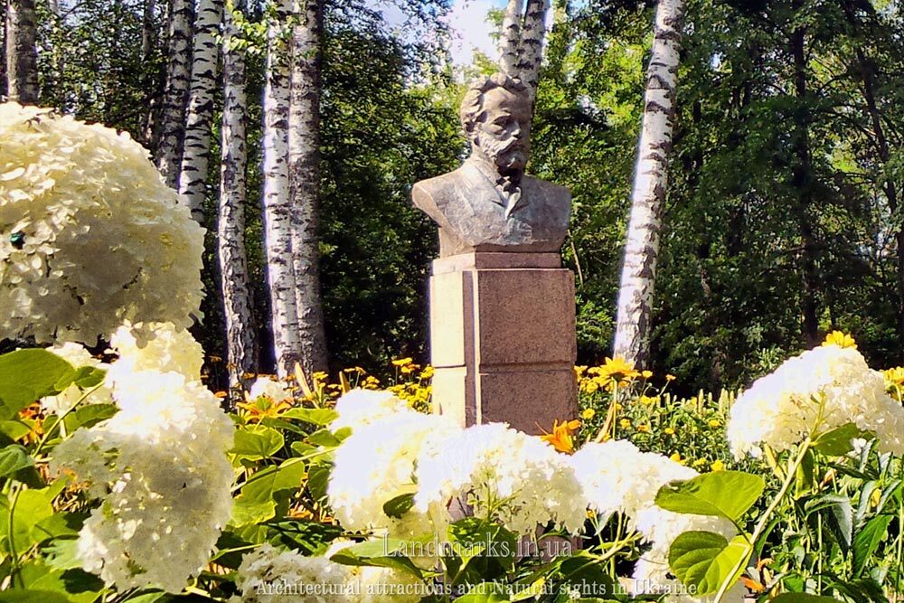 Бюст Чайковського серед квітів Парк в Низи