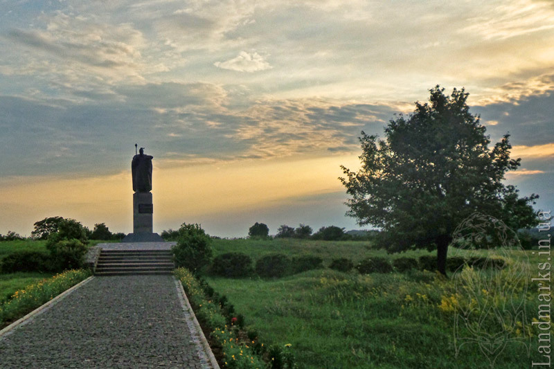 Пам'ятник останньому кошовому отаману Запорізької Сечі Петру  Калшнишевському в Пустовійтівці