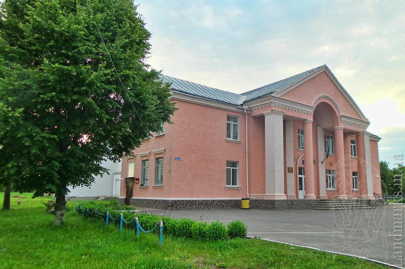 Будинок культури де розміщено експозиція музею на честь Петра Калнишевсього