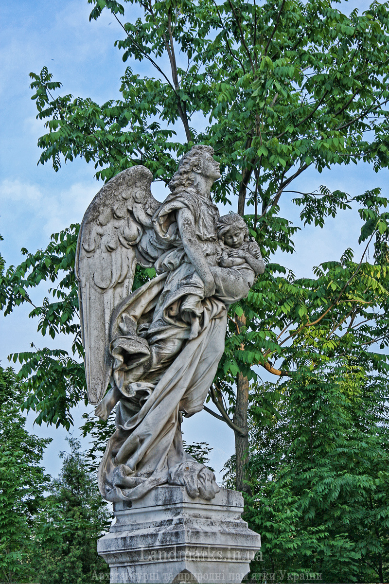 скульптура янгола з дівчинкою Родинна усипальня Харитоненків