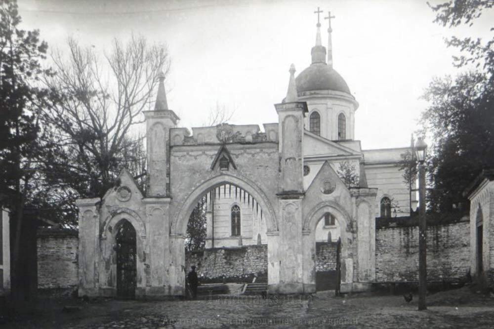 Церква та брама маєтку у Волокитине. Архівна фотографія. Втрачені церкви Сумщини