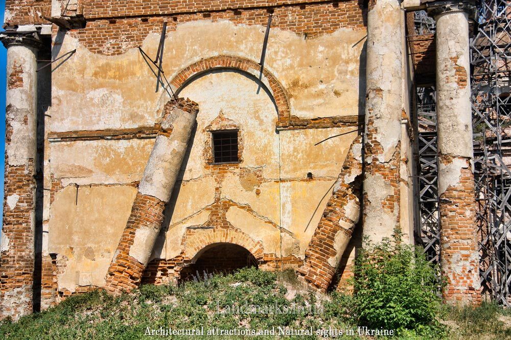 Собор Юнаківка був прикрашений колонами. Храми що перебувають в руїні в Україні