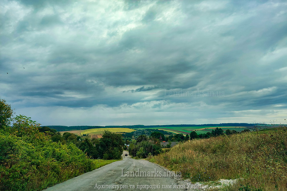 The road to Baranivka. Picturesque Ternopil region