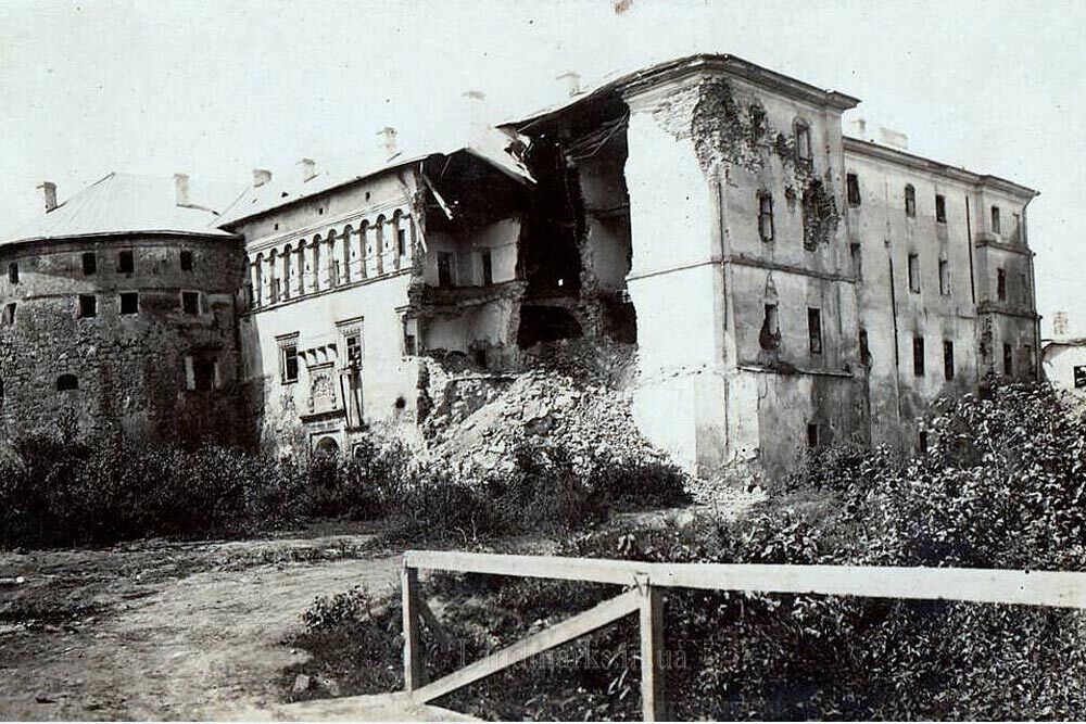 Пошкодження від снаряду. Замок в Бережанах з 1916 року виглядав так. Архівні фотографії Ретрофото палаців та замків