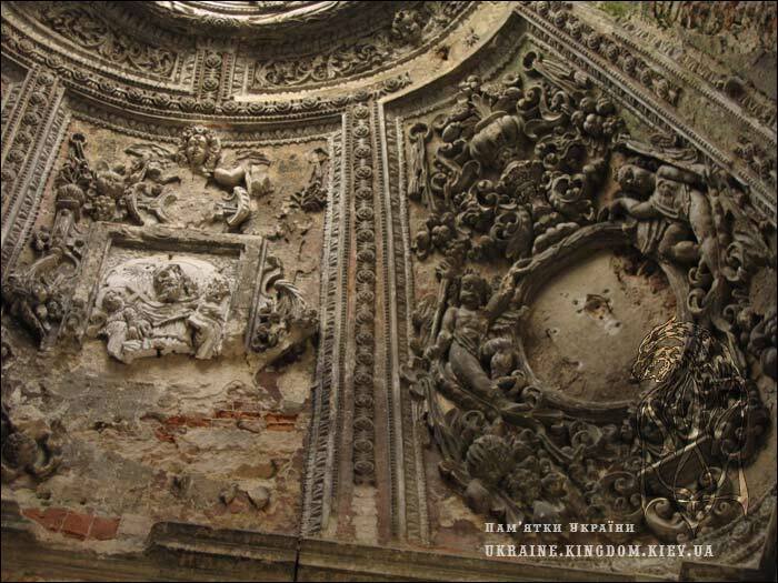 Фрагменти ліпнини підкупольної стелі бережанського костелу