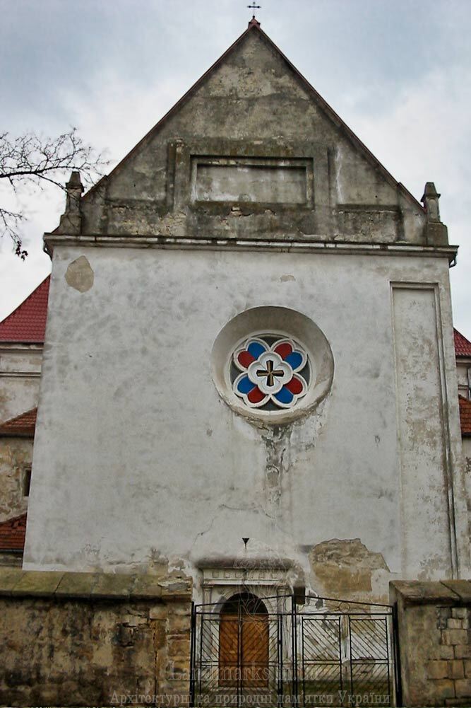 Костел з старим виглядом порталу