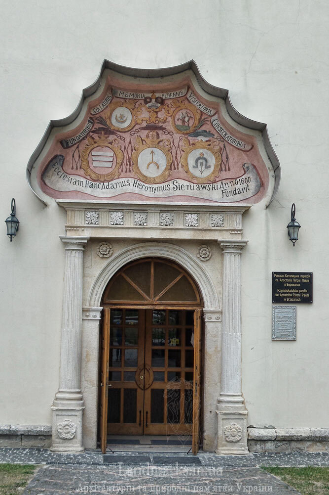 Відновлений портал костелу в Бережанах