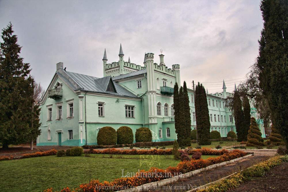Територія навколо палацу в Білокриниці охайна та доглянута Палаци Тернопільської бласті
