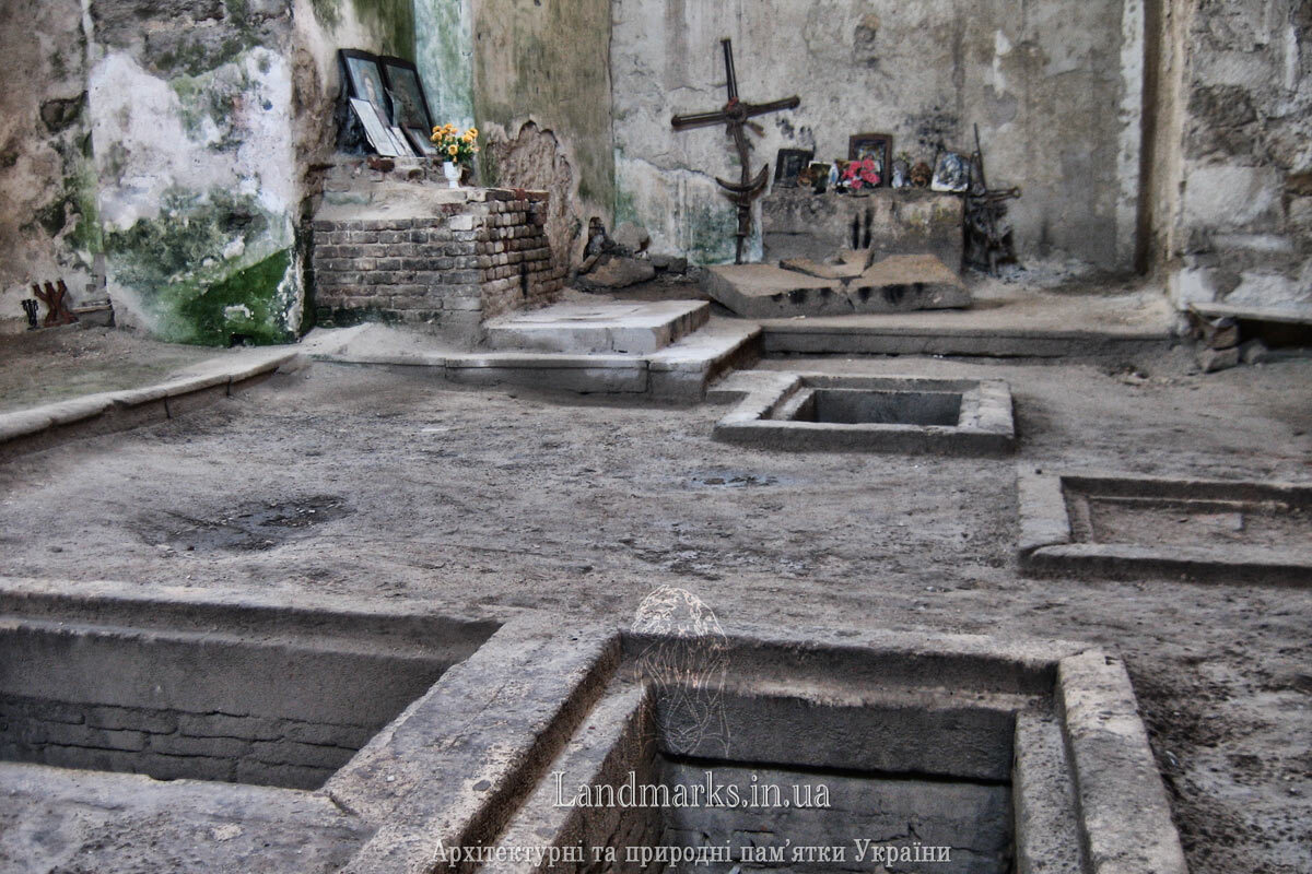 Розграблені крипти в костелі в Біще Руїни костелу Тернопільська область