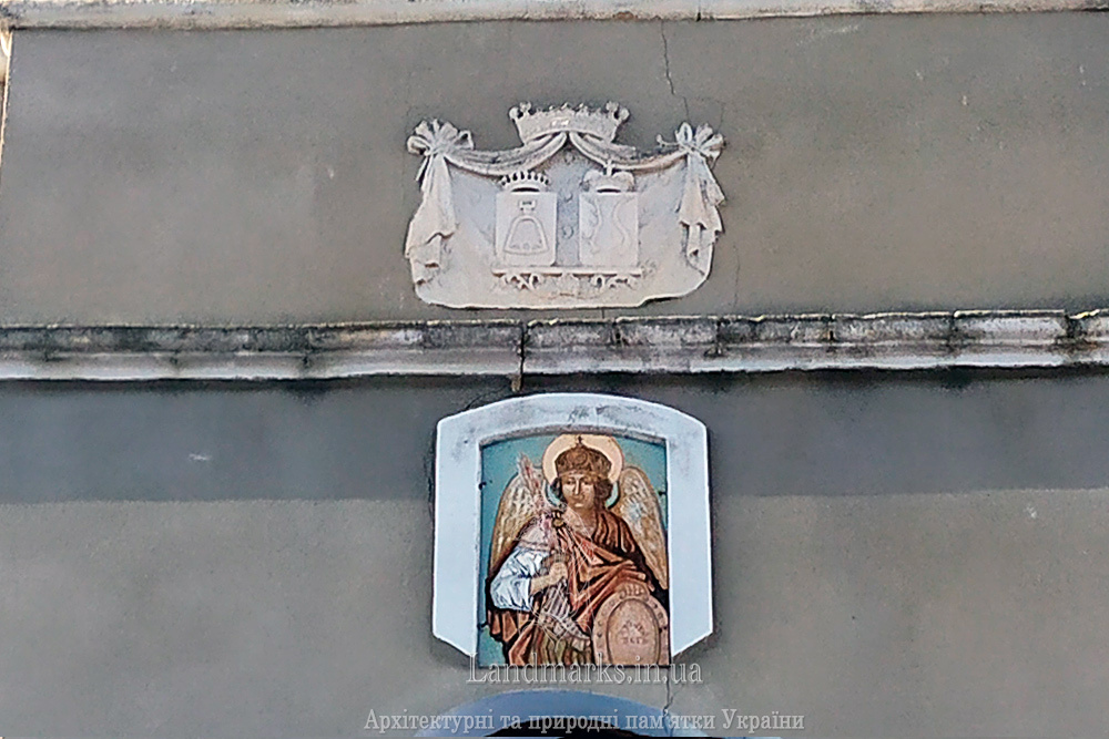 Герби двох родин на фасаді церкви