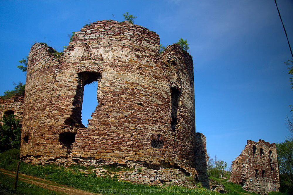 Руїни круглої вежі замку в Бучачі