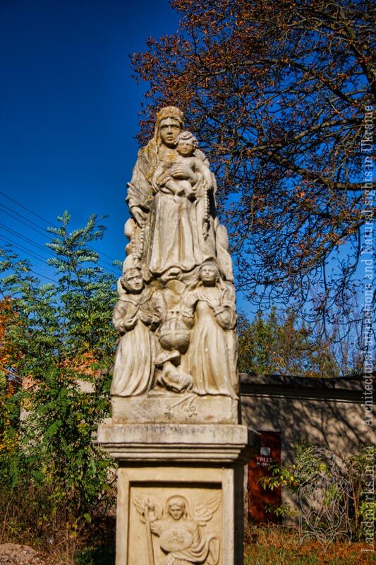 Статуя Божої матері в Буданові біля костелу