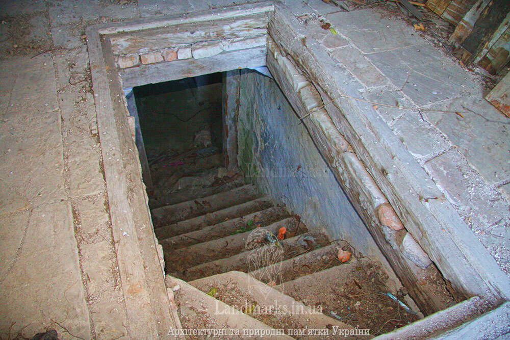 Вхід до крипти в гробці Скарбків-Лосів