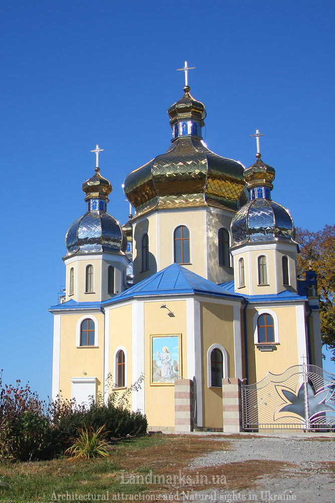 Нова мурована церква в селі Довге, Тернопільська область