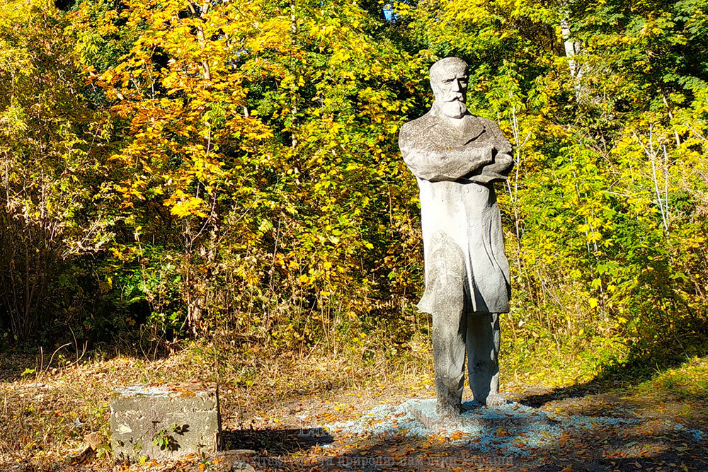 Памятник Івану Пулюю на його Батьківщині