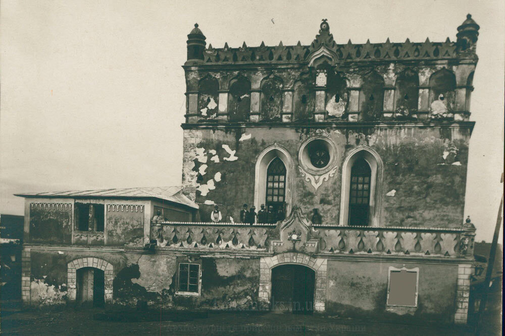 Архівне зображення оборонної синагоги в Гусятині