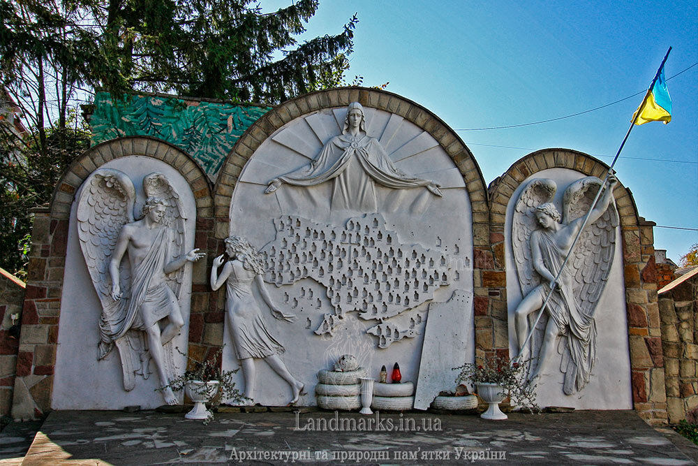 Gам’ятник на честь Небесної сотні в Козові, фото 2021 року