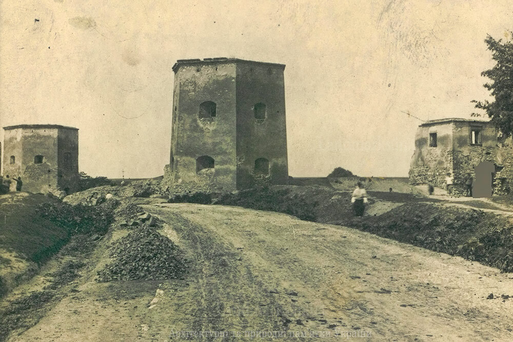 Три вежі замку в Кривче 1925 фото Bohdan Janusz