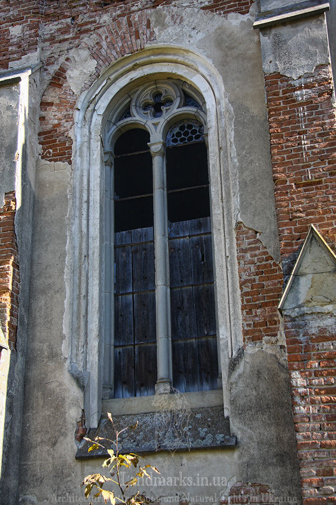 Вікно костелу в Млиниську