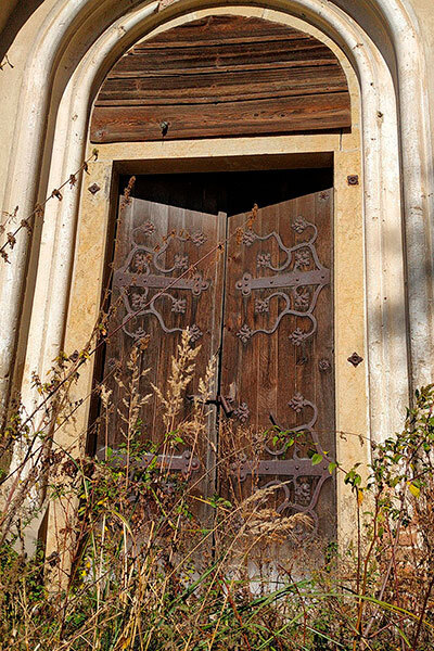 Красиві двері покинутого костелу