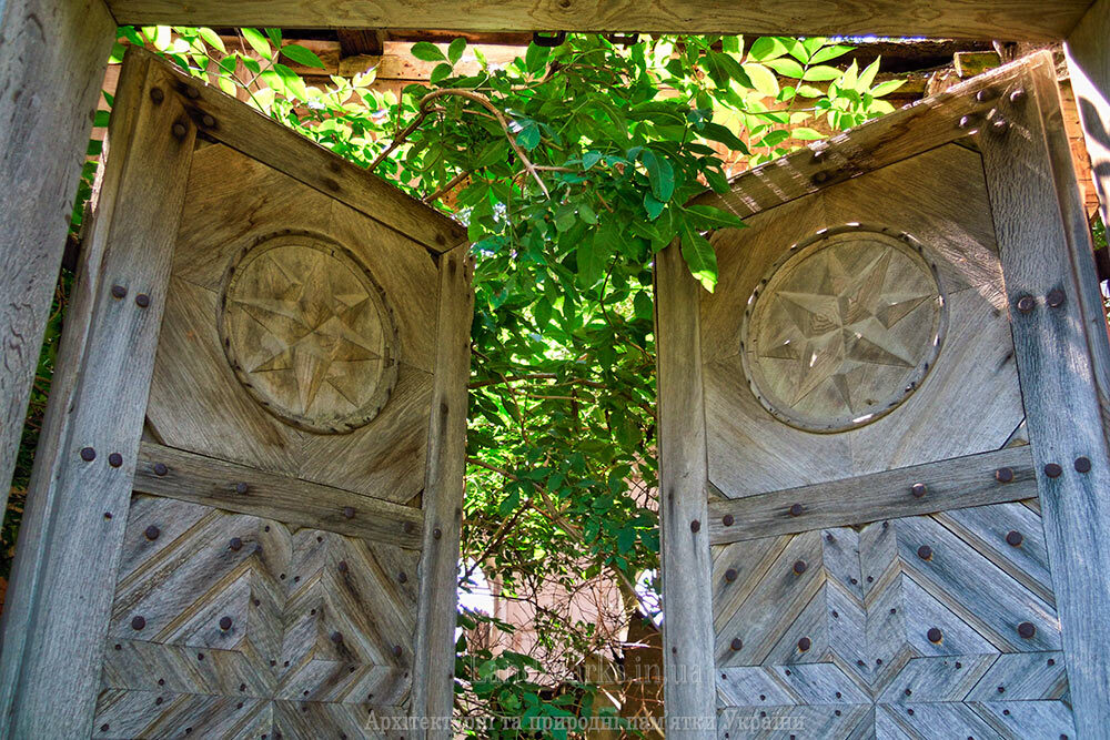 Деревяні двері колишнього костелу в Постолівці