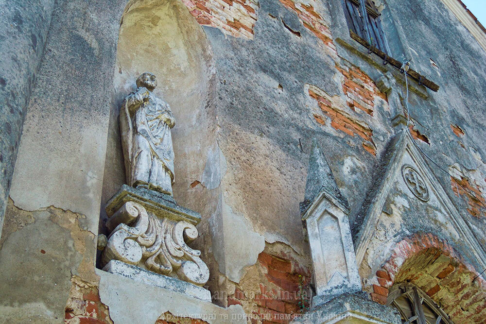 Фігури святих на фасаді костелу