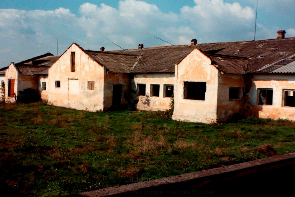 Уцілілі господарські будівлі маєтку Дрогоївського