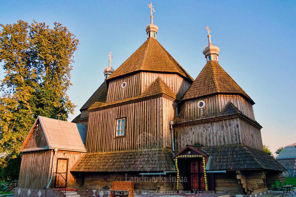 Старовинна деревяна церква в Скориках. Деревяні храми України