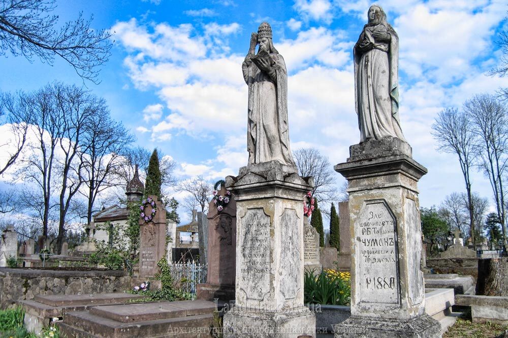 Скульптури на тернопільському цвинтарі. Кладовища в Тернопільській області