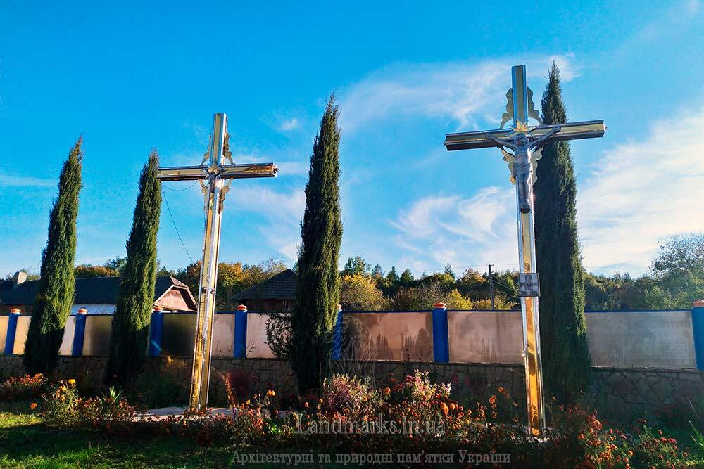 пам'ятні хрести біля церкви