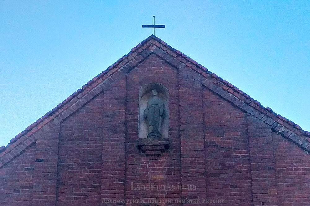 Фасад костелу прикрашає скульптура святого