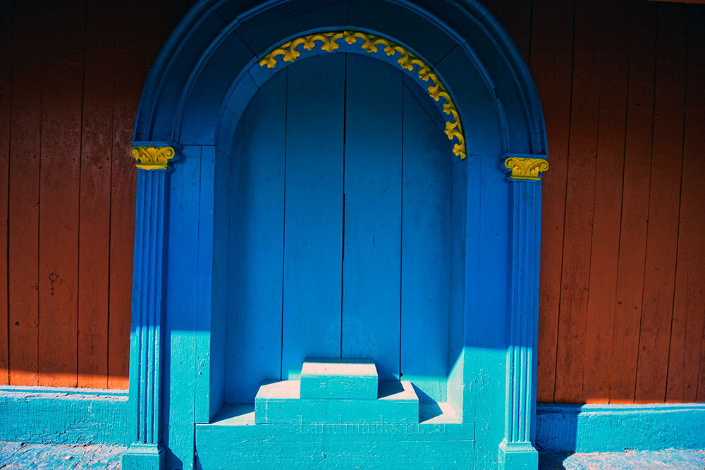 двері храму  з вівтарної частини