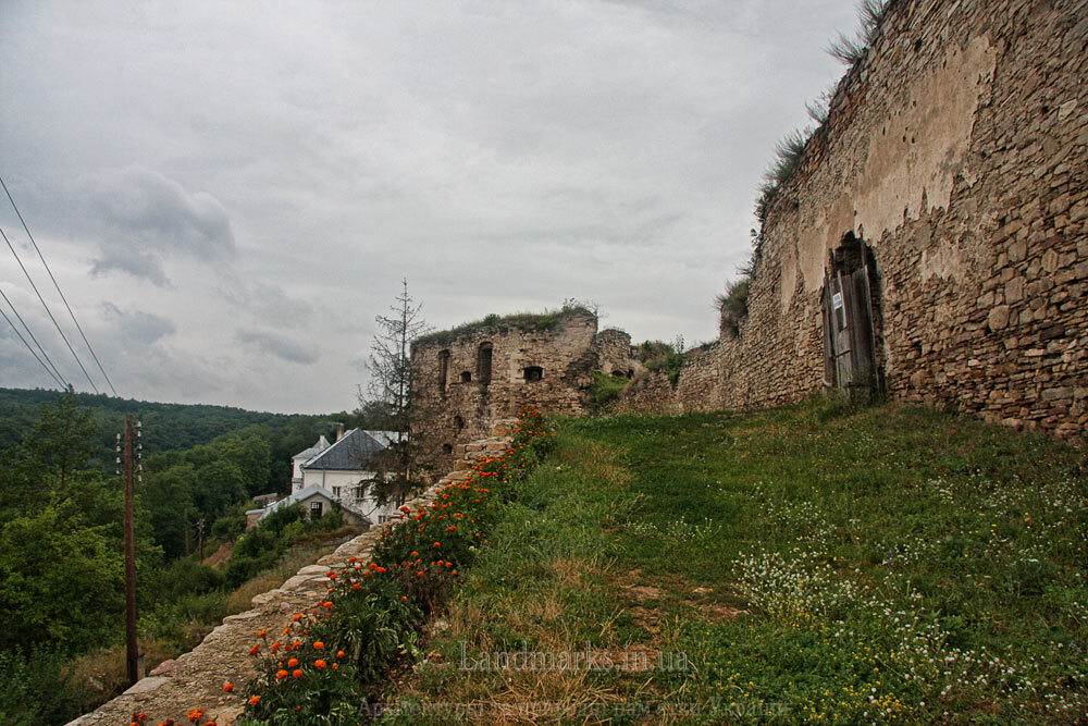 Руїни верхнього замку в Язловці
