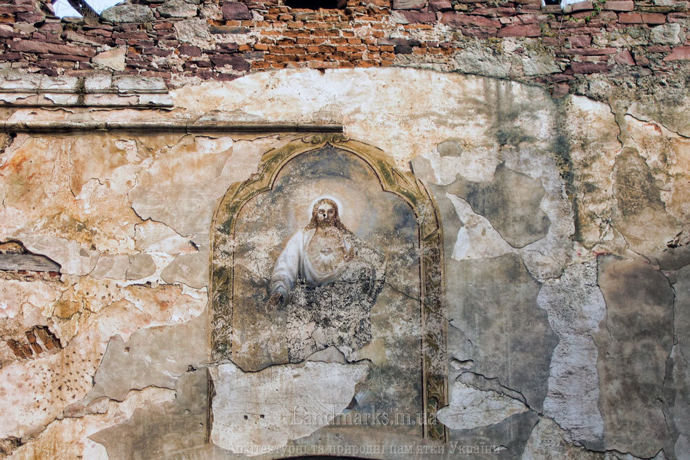 Фреска Ісуса на стіні костелу в Язлівці