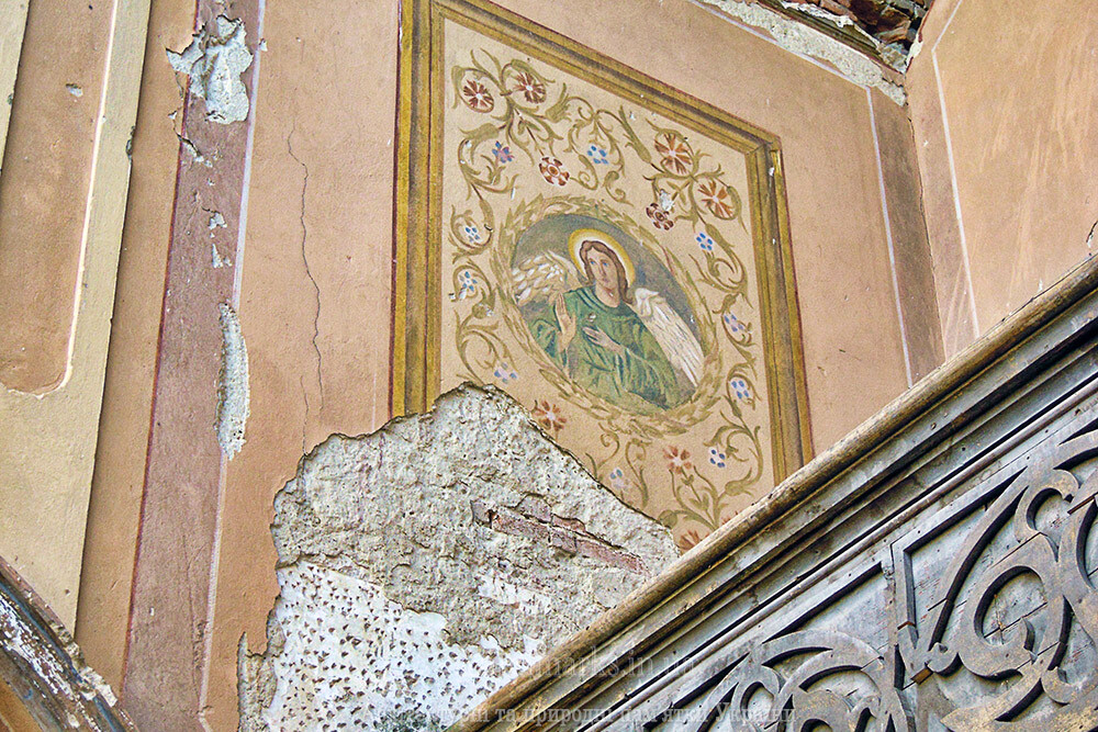 Збереглися розписи святих всередиі костелу