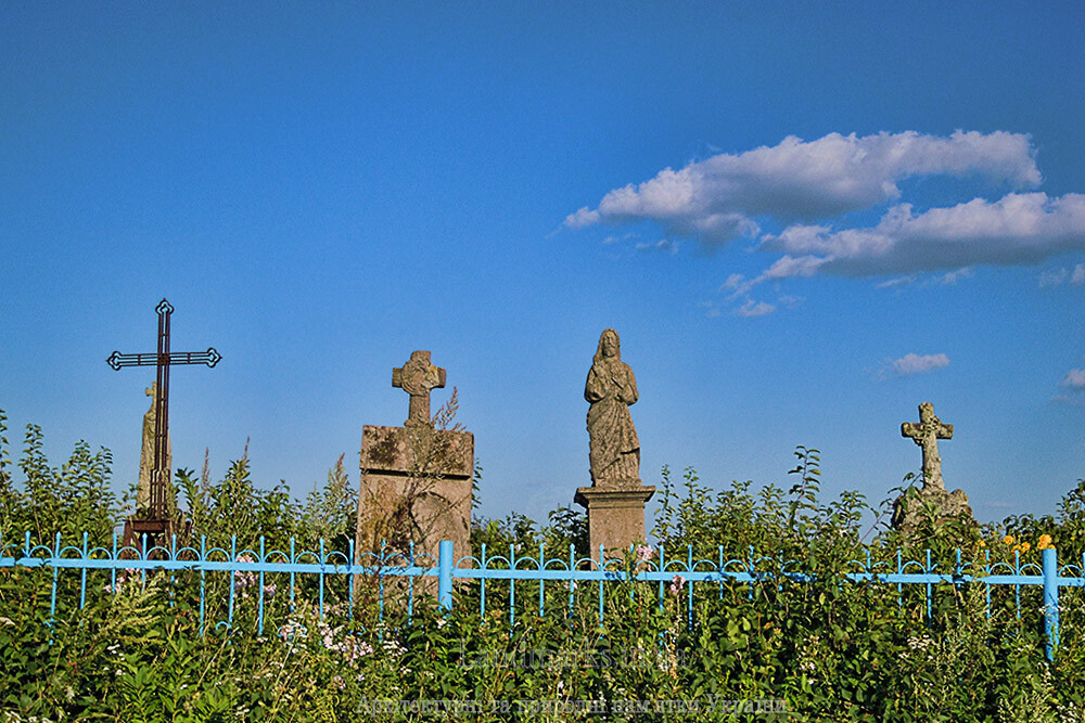 Забуті та закинуті католицькі цвинтарі та кладовища в Україні
