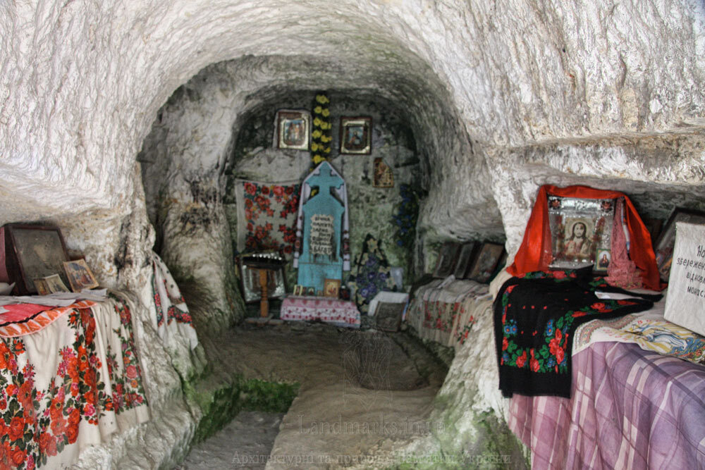 Печерний храм