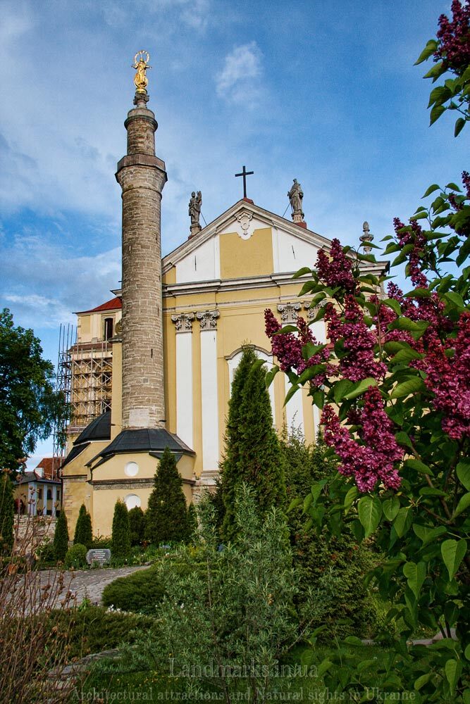 Найцікавіші храми України Кафедральний костел мінарет мадонна
