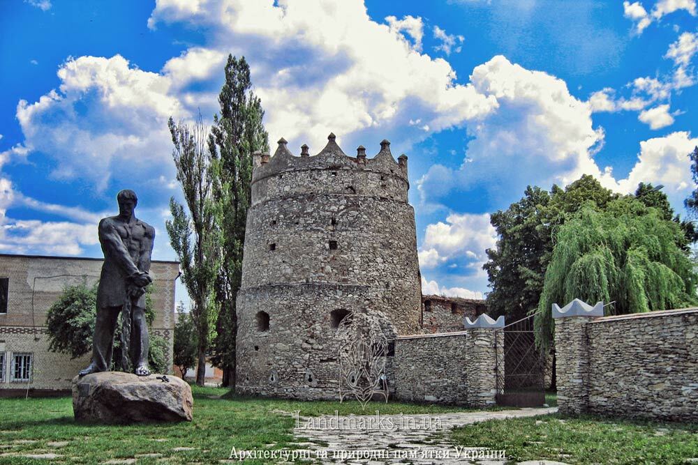 Памятник Кармалюку та замкова вежа Летичівської фортеці