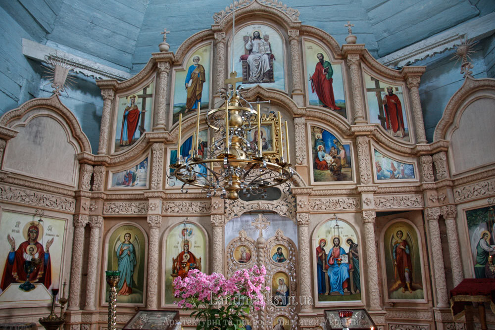 Церква св. Трійці в Драбівцях унікальна на вигляд для Центральної України