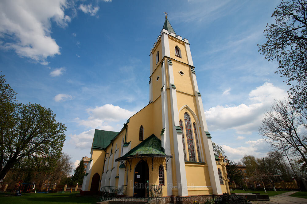 Православна церква в неоготичному стилі Городище