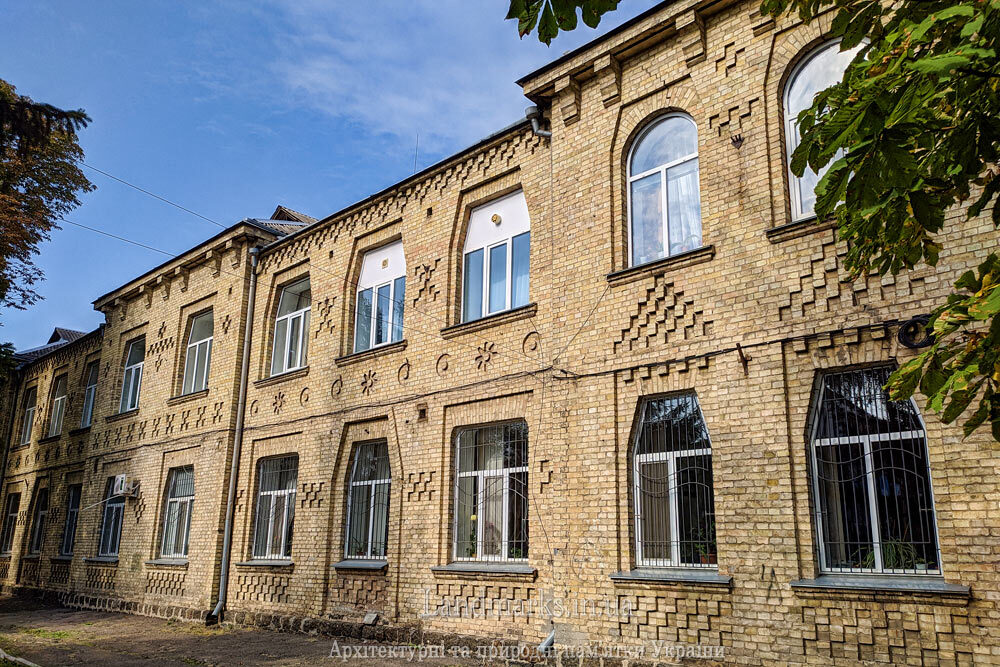 Земська школа в Корсунів-Шевченківському зведена у стилі модерну