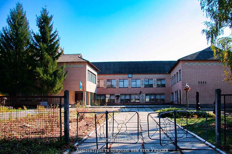Журжинська середня школа побудована наче на місці маєтку?