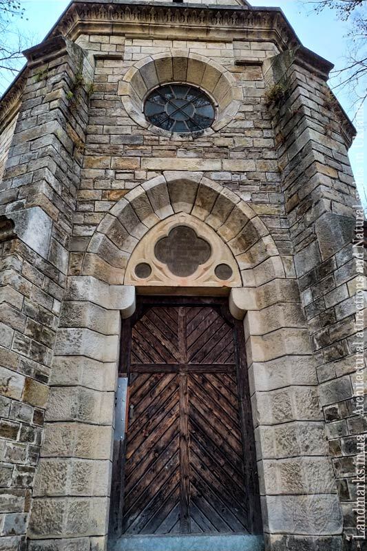 Двері костелу в Буденці