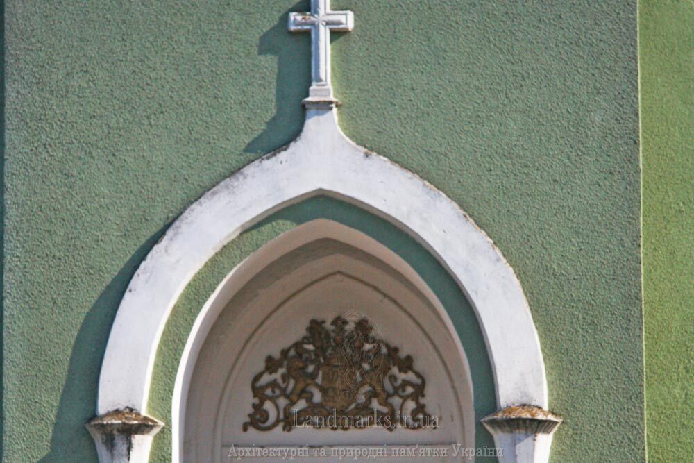 герб на капличці-костелі у Дубівцях