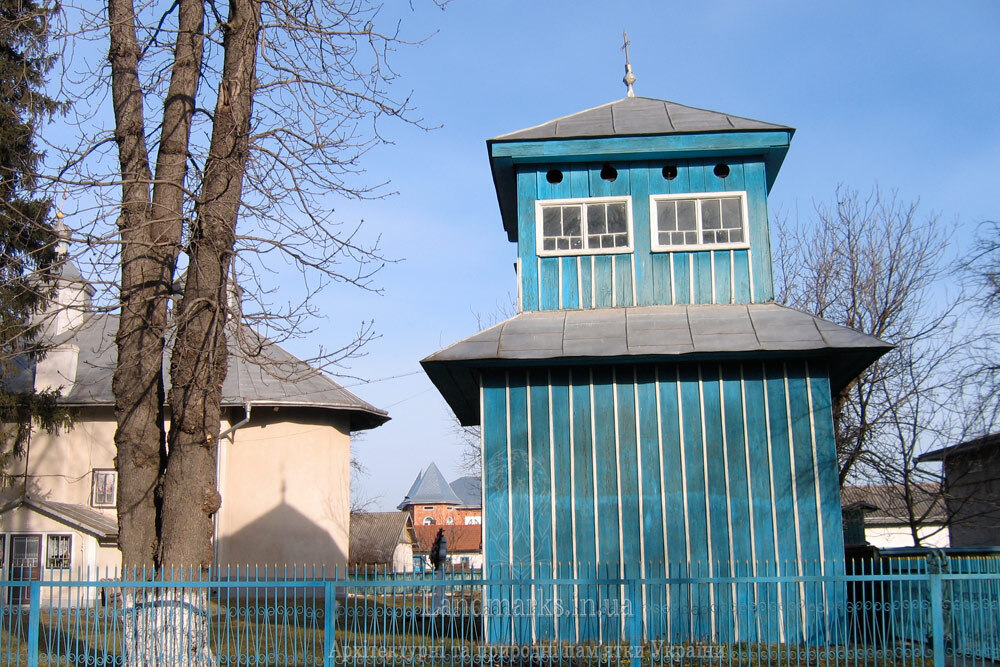 Дзвіниця церкви в Лужанах