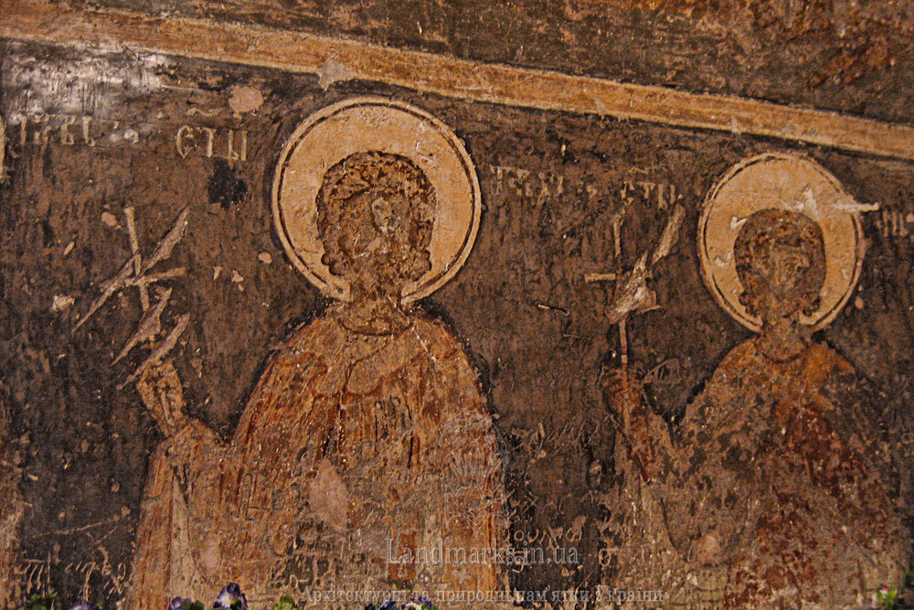 Зображення хрестів у святих на фресках пошкодили турки