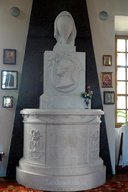 Надгробок графа  Розумовського (копія)