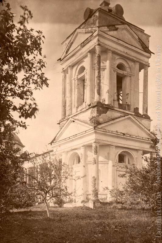 Архівна фотографія дзвіниці та колонади храм у Бігачі